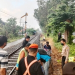 Jenazah korban saat dievakuasi petugas dibantu warga setempat.