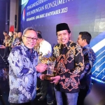 Wakil Bupati Trenggalek, Syah Muhamad Natanegara, saat menerima penghargaan dari Menteri Perdagangan, Zulkifli Hasan.