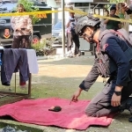 Anggota tim penjinak bom Polda Jatim saat menunjukkan granat aktif yang ditemukan pengelola wisata Pelang