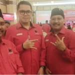 Dari kiri, Bendahara DPC PDIP Gresik Siti Muafiyah, Ketua DPC Mujid Riduan, Anggota DPR RI Arteria Dahlan, dan Sekretaris DPC Noto Utomo saat menghadiri rapat koordinasi. Foto: Ist.