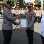 Kapolres Kediri Kota, AKBP Bramastyo Priaji, saat menyerahkan penghargaan kepada anggota berprestasi. Foto: Ist