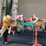 Bupati Mojokerto, Ikfina Fahmawati, saat memukul gong sebagai tanda dibukanya Majafest 2023. Foto: NINA PUJI RAHAYU/BANGSAONLINE