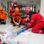 Simulasi tanggap darurat gempa bumi di Balai Kota Among Tani, Kota Batu.