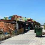 suasana indah di kampung nelayan Cumpat, termasuk keberadaan bak sampah. tapi, kesadaran nelayan untuk menjaga kebersihan masih rendah. foto: luckman hakim/BANGSAONLINE