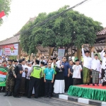 BERANGKAT: Presiden RI Joko Widodo melepas Kirab dan Jalan Sehat Santri, depan pendopo Delta Wibawa, Alun-alun Sidoarjo, Minggu (28/10). Foto: Istimewa