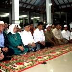 Jokowi dan rombongan saat berdoa di depan pesarean Gus Dur. foto:muhammad syafii/BANGSAONLINE