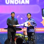 Wali Kota Kediri (kanan) secara simbolis menyerahkan replika kunci sepeda motor kepada pemenang.