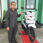 Kepala Dinas Pendidikan Sumenep Achmad Sadik
mempromosikan hadiah utama JJS berupa motor. foto: FAISAL/ BANGSAONLINE