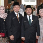 Fandi Ahmad Yani (kanan) dan Asluchul Alif bersama istri masing usai pelantikan di gedung DPRD Gresik. foto: SYUHUD/ BANGSAONLINE