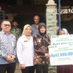 Wali Kota Kediri saat menyerahkan jaminan kematian BPJS Ketenagakerjaan kepada ahli waris pekerja rentan yang telah meninggal dunia. Foto: Ist