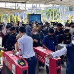 Suasana penumpang kereta api di salah satu peron.