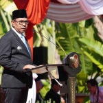 Wali Kota Batu saat memberi sambutan dalam upacara Hari Kesaktian Pancasila.