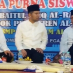 Dr. KH. Asep Saifuddin Chalim, MA terlibat pembicaraan serius dengan Wagub Jatim Emil Elestianto Dardak usai acara di Pondok Pesantren Al-Falah Blega Bangkalan Madura, Rabu malam (3/7/2019). foto: bangsaonline.com