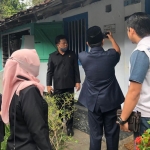 Komisi A DPRD Jember saat mendatanggi rumah warga yang bersengketa dengan PT KAI.