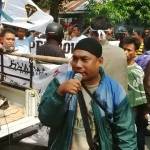 ?Aksi LSM yang melakukan demo di depan gedung Dispendik Lamongan. Foto:aries sugiarto/bangsaonline
