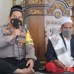 Kapolres Gresik, AKBP Mochamad Nur Azis, dan Ustaz Fatoni Muklis saat memberikan Binrohtal kepada personelnya. Foto: SYUHUD/BANGSAONLINE