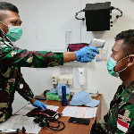 Petugas kesehatan sedang memeriksa salah satu prajurit.