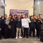 Cabup Ahmad Amir Aslichin teken komitmen dengan pemuda Sidoarjo, Jumat (11/10/2024) malam. Foto: Ist.