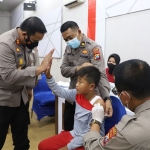 Kapolres Mojokerto, AKBP Apip Ginanjar, saat meninjau giat vaksinasi Covid-19 untuk anak usia 6-11 tahun.