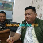 Ketua Komisi III DPRD Situbondo, Arifin, bersama Ahmad Busairi (anggota) saat berbincang dengan awak media. Foto: SYAIFUL BAHRI/BANGSAONLINE