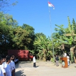 Santri saat mendengarkan amanat inspektur upacara.