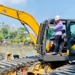 Direktur Utama Perumda Tugu Tirta, Priyo Sudibyo, saat peninjau pengerukan Sungai Wendit.