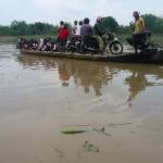 TRADISIONAL. Perahu tambang tradisional saat mengangkut penumpang di Sungai Bengawan Solo. Jasa itu saat ini tidak layak dan belum sesuai standar. Foto: Eky Nurhadi/BANGSAONLINE