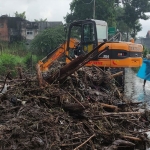Bencana banjir yang terjadi di Kota Batu membawa sejumlah material, seperti ranting-ranting pohon.