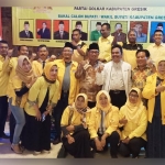 Para peserta penjaringan bakal calon bupati dan wakil bupati Golkar foto bersama usai pemaparan visi dan misi. foto: SYUHUD/ BANGSAONLINE
