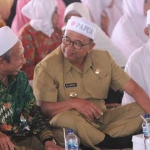 Ikat kepala "Aku Cinta Papua" terlihat dikenakan saat Bupati Blitar dan para kepala OPD saat menghadiri tasyakuran haji 2019 di Pendopo, Senin (2/9/2019).