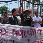 Perwakilan massa dari AMP3 saat berorasi di depan kantor Bupati Pamekasan