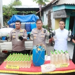 Kapolresta Sidoarjo, Kombes Pol. Kusumo Wahyu Bintoro saat rilis penggerebekan rumah produksi miras di Sugihwaras, Candi, Sidoarjo.