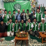 Para Pengurus LBH Ansor Surabaya foto bersama usai dikukuhkan oleh Ketua GP Ansor Surabaya, Muhammad Faridz Afif. Foto: Ist.