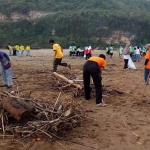 Masyarakat bergotong-royong membersihkan sampah.