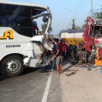 Bus Mira nopol S 7267 US, ringsek usai menabrak truk tangki yang sedang parkir di bahu jalan, tepatnya di Jalan Raya Dusun Ngemplak, Desa Pagerwojo, Kecamatan Perak, Kabupaten Jombang, Minggu (8/8/2021) sekira pukul 06:00 WIB. (foto: ist)