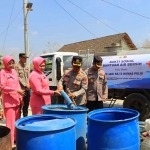 Kapolres Tuban bersama istri saat menyalurkan air bersih kepada warga terdampak kekeringan.