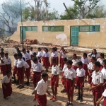 Siswa SDN Srabi Timur 2 sedang berbaris sebelum masuk kelas, dengan latar belakang gedung sekolah yang ambruk, Rabu (20/11).