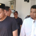 AH (kiri) dan W di hari pembebasan bersyarat saat keluar dari Lapas Kediri (dok. Ist)
