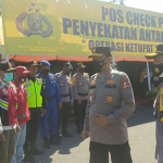 Tim Supervisi Mabes Polri yang dipimpin Kakorsabhara Polri Irjen Pol. Nanang Avianto melakukan pengecekan dan pemantauan di pos check point penyekatan antarprovinsi Operasi Ketupat Semeru 2021 Pelabuhan Penyeberangan Ketapang Banyuwangi, Selasa (11/5/2021). (foto: ist)