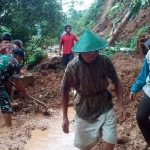 TNI dan masyarakat setempat melakukan pembersihan secara manual.