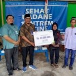 Penyerahan secara simbolis klaim santunan kematian dari BPJS Ketenagakerjaan pada ahli waris. Foto: AAN AMRULLOH/ BANGSAONLINE
