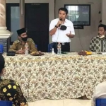 Ketua DPD Golkar Sidoarjo, Adam Rusydi, saat memberi pemaparan kepada warga.
