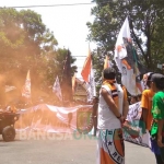 Aksi supporter Persibo saat demo di depan kantor Pemkab Bojonegoro.