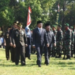 Bupati Jombang, Nyono Suharli Wihandoko, saat memimpin upacara HUT TNI ke-72 di Alun-Alun Jombang.