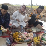 Wakil Ketua DPRD Gresik, Nur Saidah (tengah), bersama anggota Fraksi Golkar, Hamzah Takim, dan Camat Cerme, Umar Hasyim, saat menghadiri sedekah bumi di Desa Kandangan. Foto: Ist