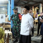 Wali Kota Pasuruan Saifullah Yusuf saat meninjau perhitungan suara di TPS 10 Kelurahan Tambaan dan TPS 2 Kelurahan Bukir.