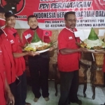 Kader banteng di Tuban membagikan sebanyak 48 tumpeng. 