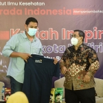 Wali Kota Kediri, Abdullah Abu Bakar, dan Rektor IIK STRADA Indonesia, Sentot Imam Suprapto, di acara Kuliah Inspiratif di IIK STRADA Indonesia. Foto: Ist