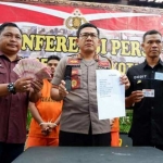 Kapolres Blitar Kota AKBP Adewira Negara Siregar menunjukkan barang bukti.