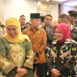 Gubernur Khofifah saat meninjau salah satu stan dalam Misi Dagang dan Investasi Jawa Timur-Sulawesi Tenggara di Kendari.